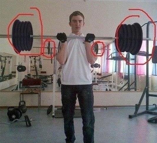 photoshop fail en el gimnasio cargando una pesa enorme