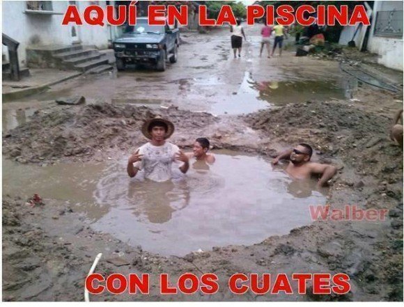 aqui en la piscina con los cuates chido