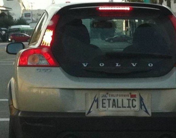 auto con placa que dice metallica metaleros memes